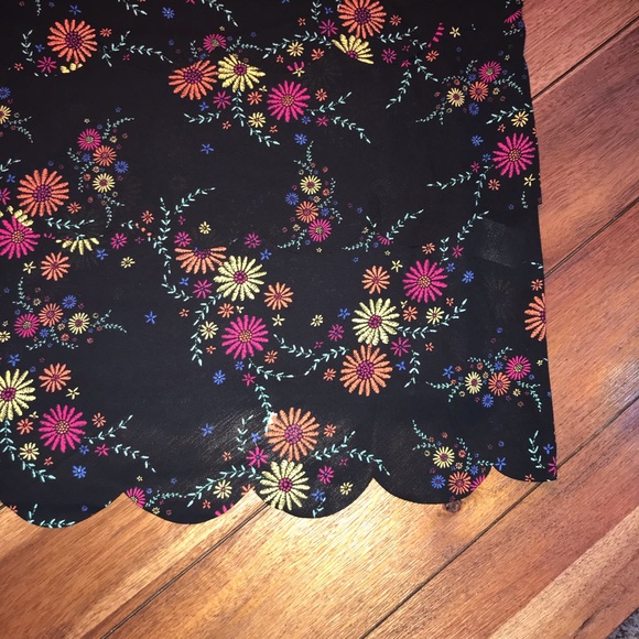 Scalloped floral tank top - Picture 2 of 3